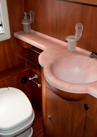 Prenosni toalet za brod